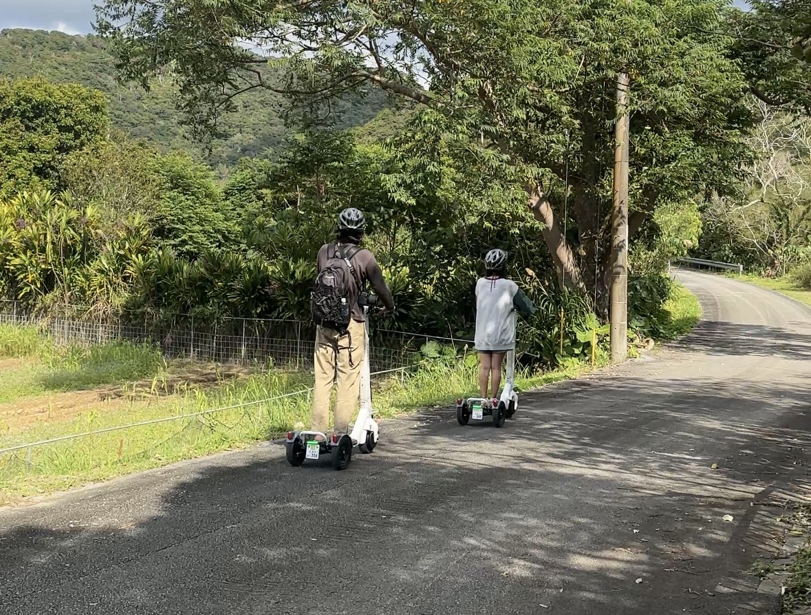 スピードを出さず、景色に合わせて進む電動キックボードの移動